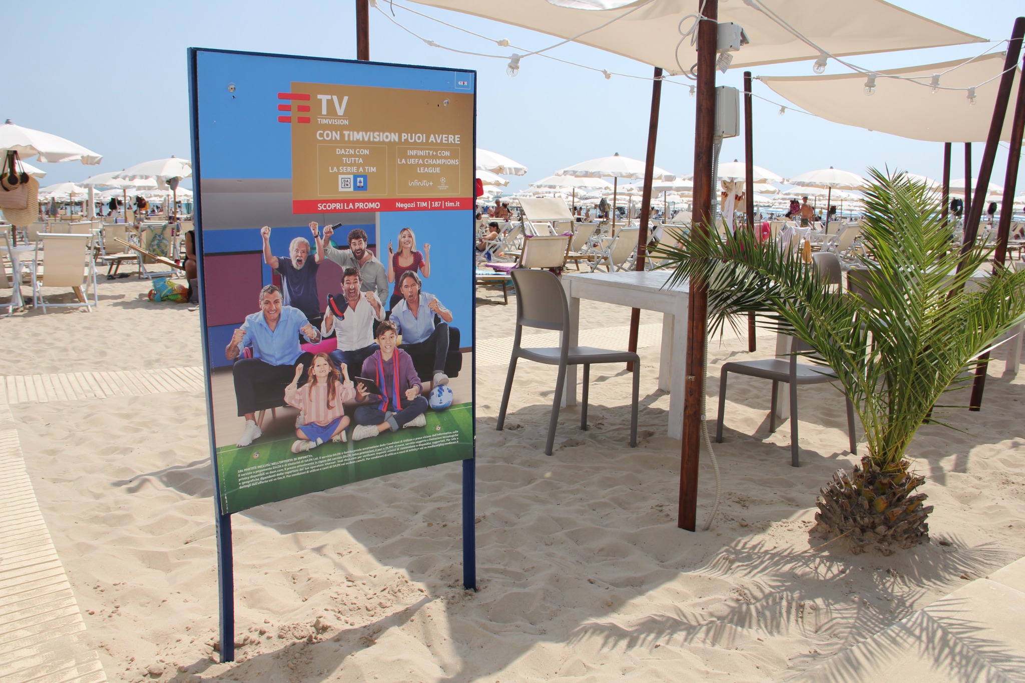 Cartellonistica pubblicitaria in prossimità dei camminamenti al mare